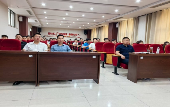 2025年9月3日，一个注定载入中华民族史册的日子。为弘扬伟大抗战精神，厚植家国情怀，多盈在线app网页登录组织广大干部职工集中观看了中国人民抗日战争暨世界反法西斯战争胜利80周年阅兵仪式直播，共同见证这一庄严时刻，感受大国崛起的磅礴力量。上午9时，多盈在线app网页登录总部、各分公司设立多个集中观看点，组织广大干部职工一起通过高清大屏全程观看直播。当习近平总书记发表重要讲话时，现场自发响起热烈掌声；当受阅部队以铿锵步伐